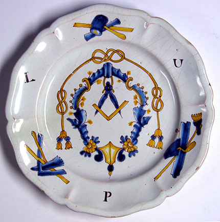 Assiette contenant des motifs de tableau de loge